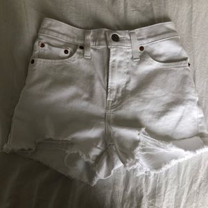 LEVI WHITE JEAN SHORTS